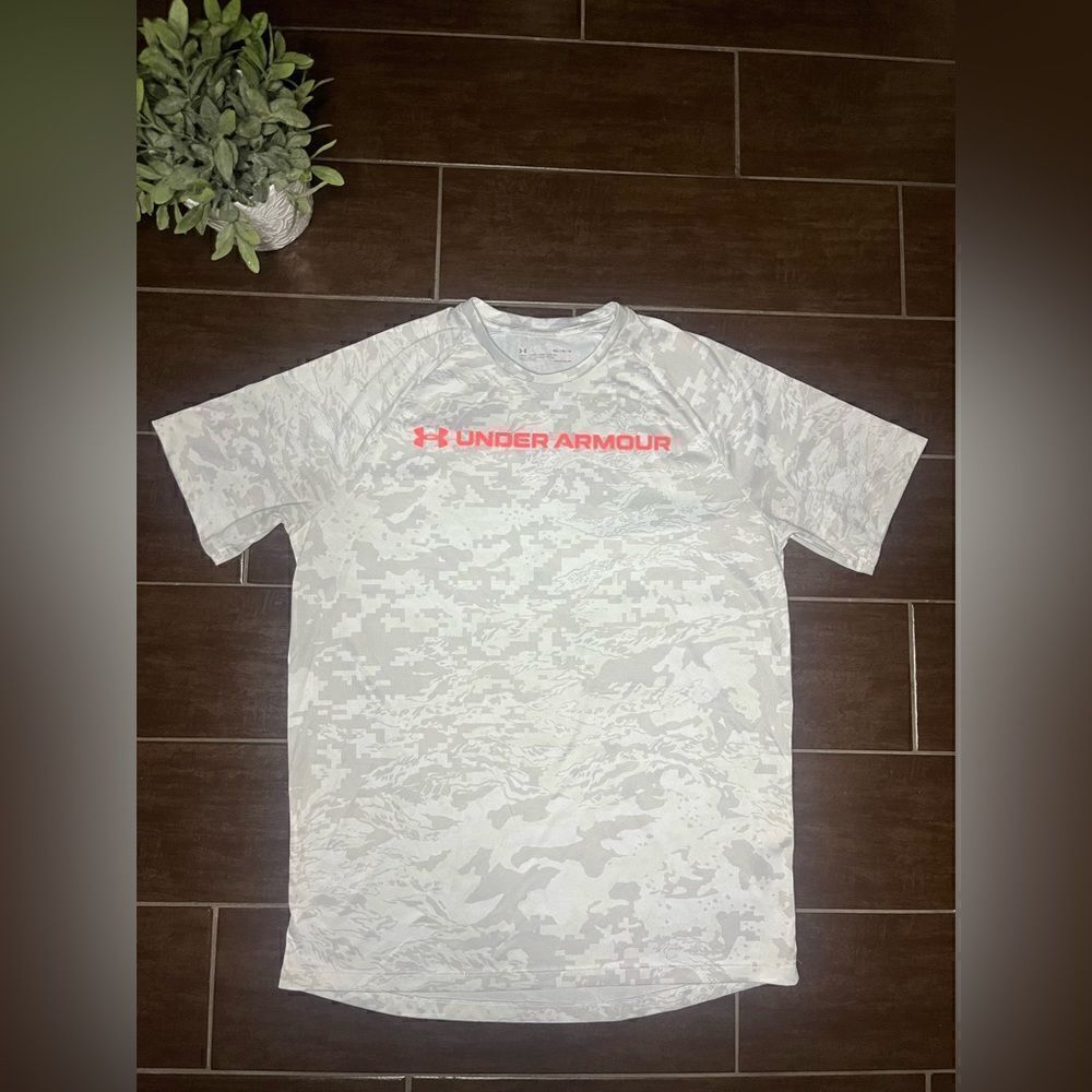 Under Armour grey/white camo quick dri shirt sz med